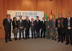 Galardonados y autoridades posan tras la entrega de los premios :: RAMON L. PÉREZ/