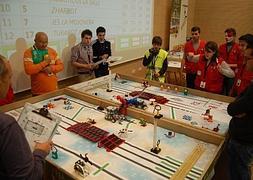 Dos de los equipos del IES Turaniana de Roquetas de Mar, Turabot Gamma y Beta, en la final por el premio al mejor comportamiento del robot. :: I. A./