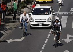 Dos ciclistas circulan por Gran Vía. / G. MOLERO/
