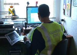 Un miembro del Edite durante un registro en un domicilio. :: IDEAL/
