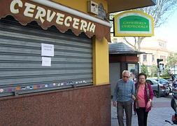 Cafetería de los padres del universitario fallecido, en la plaza de San Isidro de Granada, frente a la Facultad de Medicina. :: A. MANSILLA/