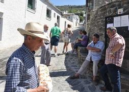 Los vecinos se arremolinan en las calles empinadas de la localidad alpujarreña. :: R. VÍLCHEZ/