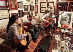 Hisako Noguchi, Jiro Yoshikawa y José Manuel Cano ensayan en el estudio de Manuel Cano. :: A. AGUILAR/