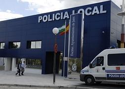 Entrada a la Jefatura de la Policía local de Jaén. :: FRANCIS J. CANO/