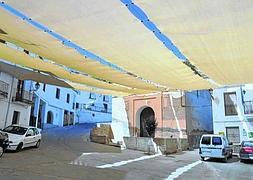 La plaza de Cástaras, cubierta estos días con un toldo. :: Rafael Vílchez/