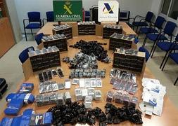 Encuentran en Melilla a dos pasajeros del barco de Almería con 800 teléfonos móviles en maletas sin declarar