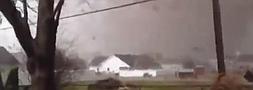 Graba a un tornado de cerca y de repente... destruye su casa