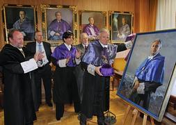 El anterior decano de Farmacia, Luis Recalde, descubre el retrato, obra de Jesús Conde. :: RAMÓN L. PÉREZ/