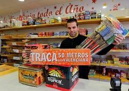 El empleado de un comercio autorizado de Granada muestra material pirotécnico. :: ALFREDO AGUILAR/