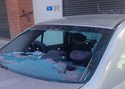 Daños que sufrió el coche tras la caída del cabecero de hierro.:: IDEAL/