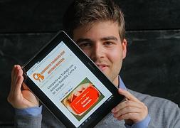 Antonio Buendía muestra su campaña para conseguir trabajo.:: RAMÓN L. PÉREZ/