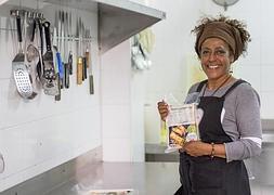 Clarissa, en la cocina industrial de Alfacar donde hace la comida que degustó de pequeña en Costa de Marfil. :: GERMÁN NEGRILLO/