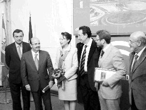 Los consejeros Zarrías y Gutiérrez junto al alcalde José A. Saavedra y otras autoridades. /IDEAL/