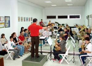 LA BANDA. Francisco Tarifa dirige a un total de 49 músicos aunque la Escuela de la Agrupación cuenta con 15 alumnos./