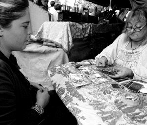 REALIDAD. Una bruja echa las cartas a una joven. / I. AIZPURU/