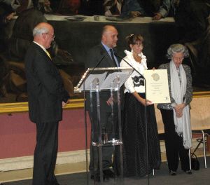 RECONOCIMIENTO. Ana Navarro, directora del Museo Arqueológico de Almería, muestra el diploma de la mención especial en presencia de los responsables del Foro Europeo de los Museos con la Reina Fabiola, su presidenta de honor, a la derecha, y reproducción de ese diploma, abajo. / VICTORIA LLANOS/