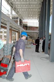 INSPECCIÓN. La delegada de Salud, en la visita a las obras. /Y. A./