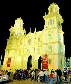 ANIMACIÓN. La portada del ferial sirvió de punto de encuentro al inicio de la noche. /F. J. C./