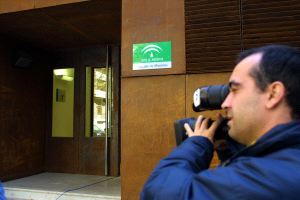 PLEITO. Un cámara toma imágenes en la puerta del Juzgado de Menores 1 de Granada. / R. L. PÉREZ/