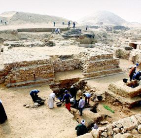 HALLAZGO. Trabajadores egipcios excavan ante los restos de la pirámide de Sesheshet./