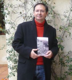Antonio Lara, con su libro. / IDEAL/