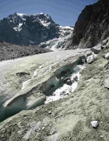 Uno de los efectos más claros del cambio climático es el deshielo, como éste que se observa en los Alpes suizos. / REUTERS/