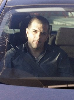 Lluís Coromina, el día que salió de prisión. A la derecha, el momento en el que los asaltantes entran en la finca. / EFE/