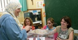 Una ciudadana española de credo musulmán vota en unas elecciones en Ceuta. /EFE/