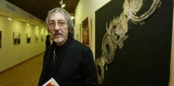 José Carlos Guerra junto a uno de sus cuadros. /FRANCIS J. CANO/