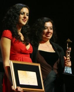 Farah Hamed y Chus Gutiérrez, con los galardones obtenidos en el festival egipcio. / AFP/