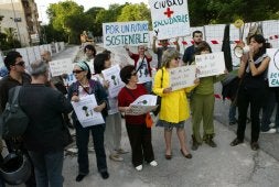Protesta de ayer por la tarde en la Carretera de Madrid, con la excavadora al fondo. /ESTHER MUÑOZ/