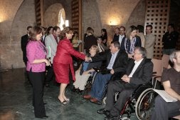 Rosario Torres saluda, acompañada de Villafranca y Benzal. / G. M./
