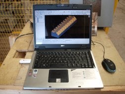 La nueva máquina de Los Tres Juanes permite que las piezas se diseñen por ordenador para cortar la madera de forma automática, con resultados increíbles. / G. P./