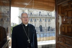 El obispo posa en una ventana del palacio episcopal desde la que se aprecia la fachada de la Catedral de Jaén. /ESTHER MUÑOZ/