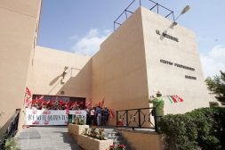 Una treintena de funcionarios, ayer a las puertas del centro penitenciario de Almería. / J.J. MULLOR/