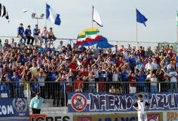 La afición azulilla llora la inminente desaparición del CD y se esperanza en recuperar al Linares CF, cual Ave Fénix, para volver a buscar la categoría de bronce esta misma temporada. /ENRIQUE/
