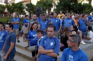 Aficionados en una de las concentraciones protesta para que el club no desapareciese. / IDEAL/
