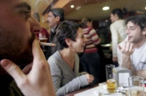 La mayoría de establecimientos de menos de cien metros se decantaron por permitir fumar. LUCÍA RIVAS/