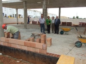 La delegada de Educación durante la visita a las obras de Santa Elena. /IDEAL/