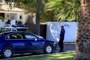 Agentes de policía vigilan la finca de Playa Granada donde la reina Fabiola pasa unos días. /MARÍA ZAFRA/