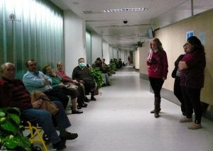 Mientras no se liberan camas, los pacientes aguardan en salas del servicio de Urgencias. / G. MOLERO/