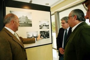 Asistentes al acto de inauguración. / M. ÁNGEL/