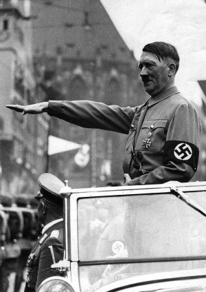 Hitler saluda a sus tropas. :: IDEAL/