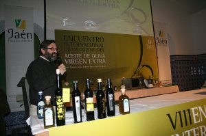 Teodosio Sánchez explica el proceso de recolección de aceituna a los alumnos. :: ideal/