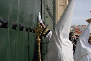 El minuto 1 de la Semana Santa de Jaén. Momento de la 'llamá' para abrirse la puerta de la iglesia de Belén y San Roque y dar paso a la Borriquilla. :: FRANCIS J. CANO/