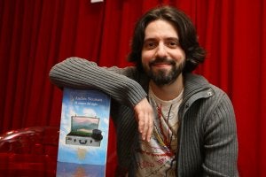 El escritor Andrés Neuman, con la obra premiada. ::
ÁLVARO CABRERA/