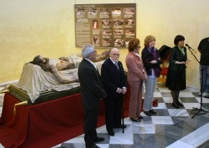 Acto de presentación de la exposición de Unghetti en el Palacio de Villardompardo, junto al Cristo Yacente. ::
MIGUEL CHINCHILLA/