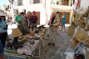 Objetos y alimentos se permutan semanalmente en este particular mercado. :: RAFAEL VÍLCHEZ/