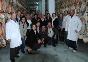 Los homenajeados durante su visita al secadero. ::
R. VÍLCHEZ/