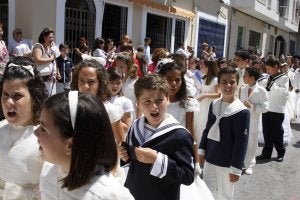 Niños participantes en el caluroso desfile de Corpus que recorrió ayer las calles de Motril. :: J. MARTÍN/